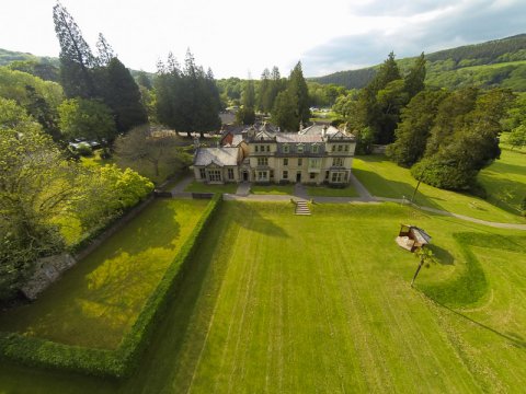 Large level lawn - Holne Park House